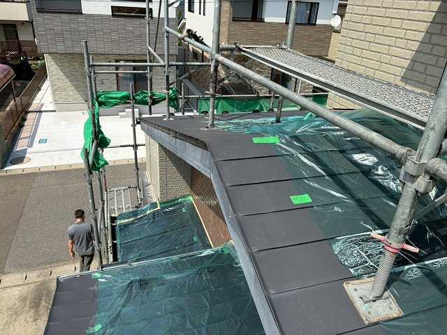 足場越しの軒先全景